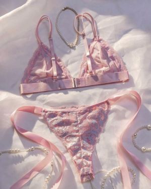 Conjunto de lencerÃa sexy con encaje en forma de corazón.